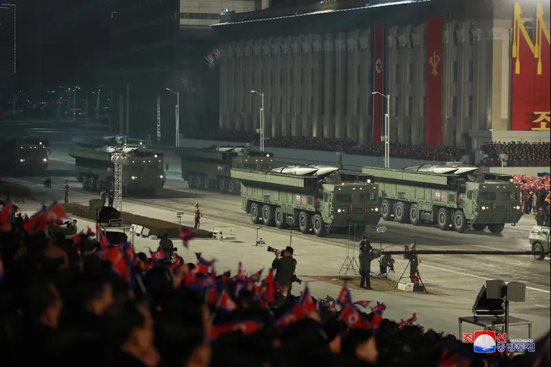 一款采用5轴发射车的弹道导弹也首次亮相，朝鲜称其为“主体弹”
