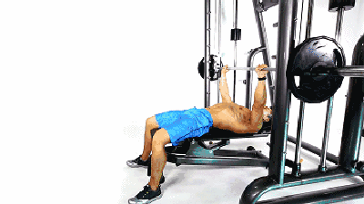 教程:史密斯推胸vs哑铃卧推,这2项哪个更适合锻炼胸大肌?