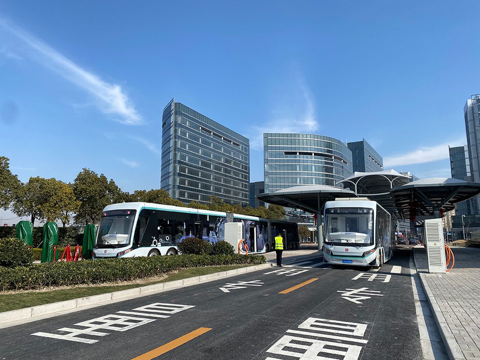 现阶段不载客测试中的两列临港中运量t1示范线 本文图片均由澎湃新闻