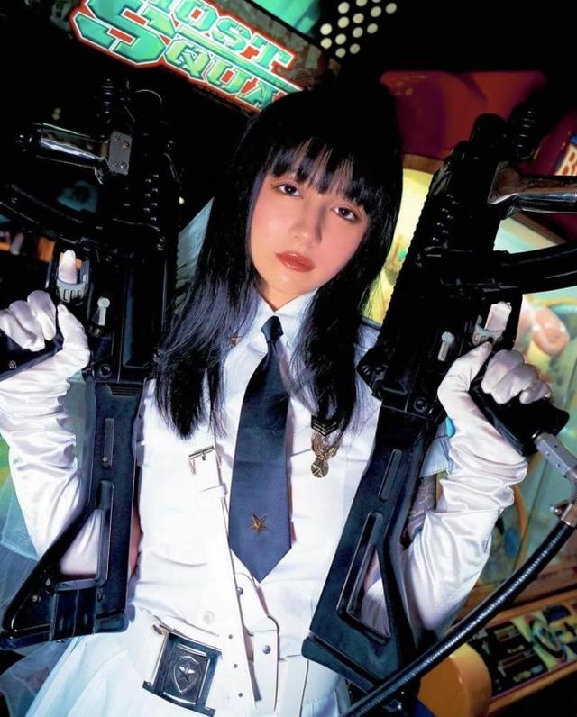 李诞妻子"黑尾酱"拿着枪跟锁链扮演暗黑新娘,表情冷酷撞脸大s