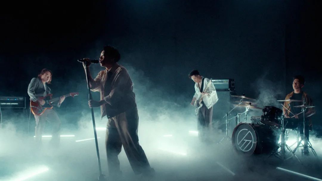 由小伙子到大丈夫,如今乐队其中两位成员鼓手阿达和bass手ck已当了