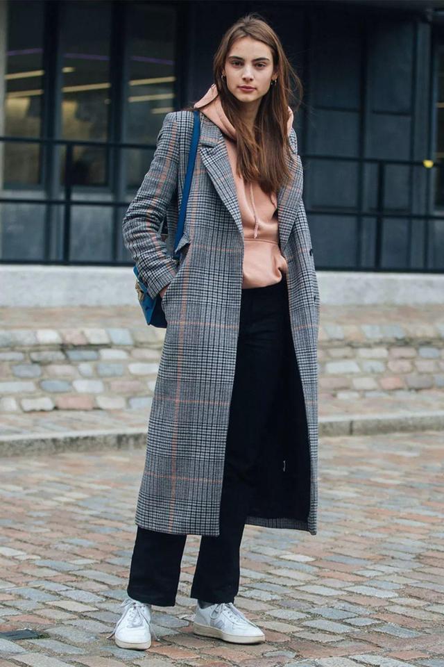 格纹大衣怎么穿才不老气试试这四组搭配方案打造出复古优雅感