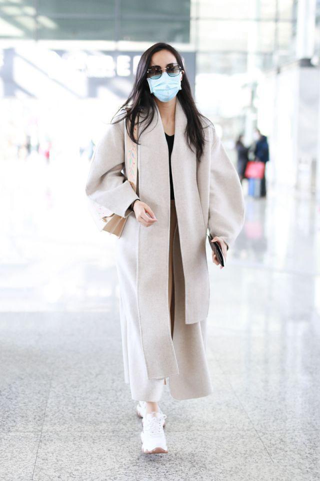 韩雪也太有品了用廓形大衣搭配百褶裙简约又优雅太高级了