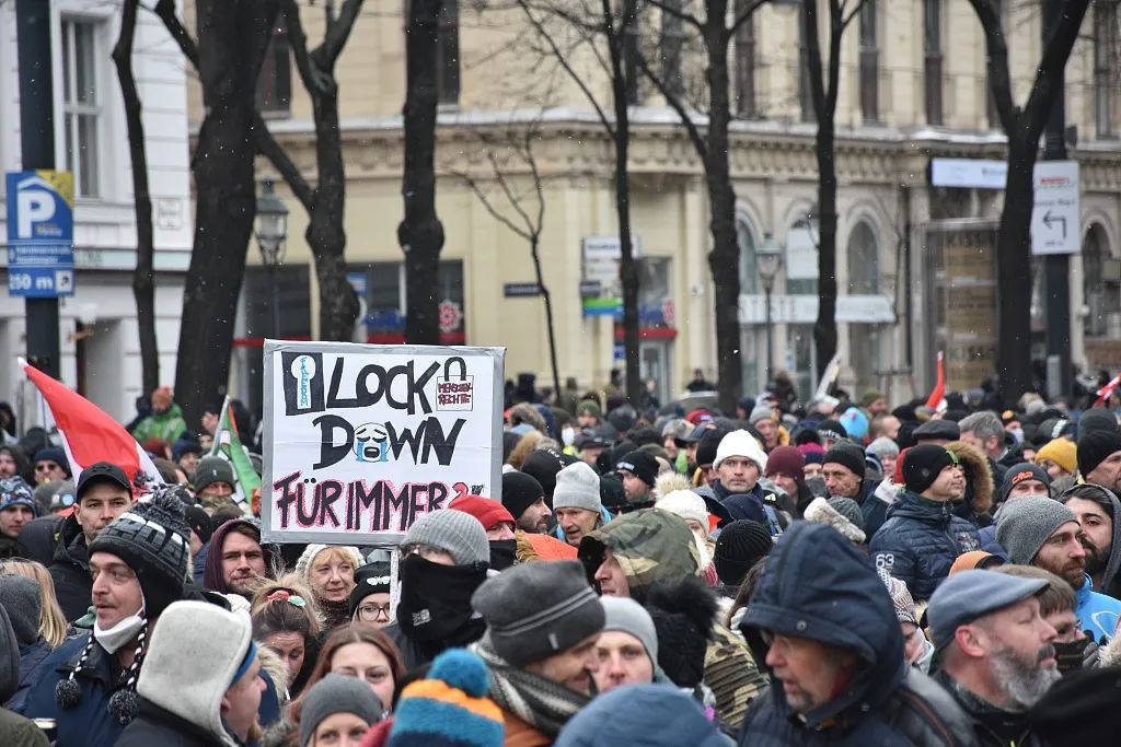 奥地利爆发反封锁措施抗议，人群密密麻麻大多不戴口罩。图源：人民视觉