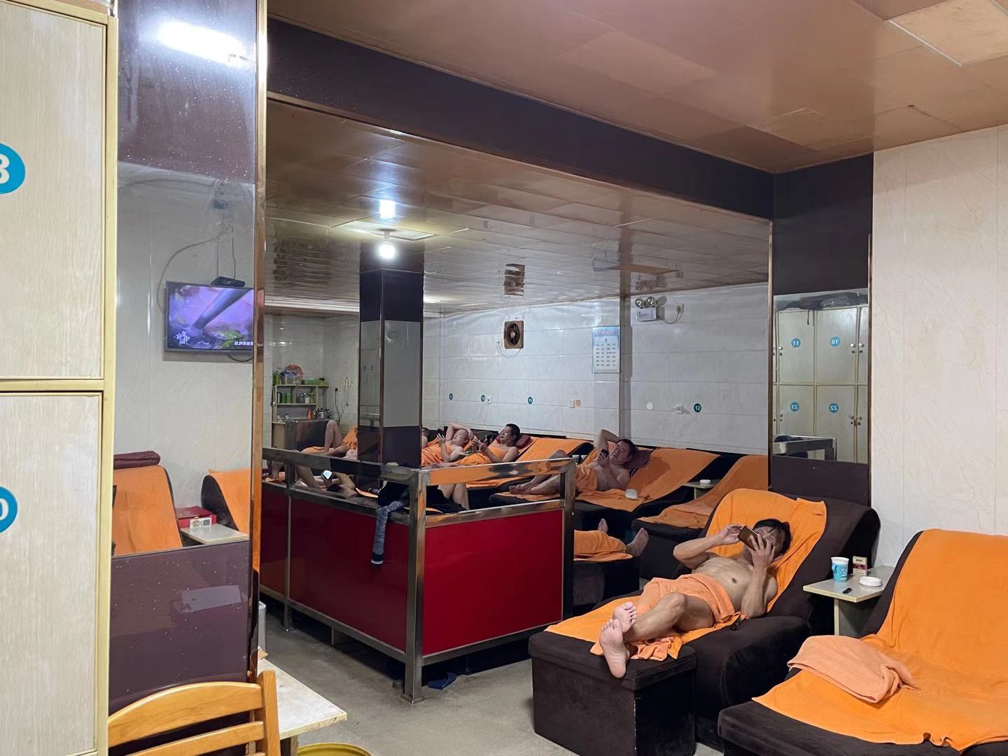 这样的流程和场景,二十多年前的永宁浴室里如此,二十多年后的今天,也