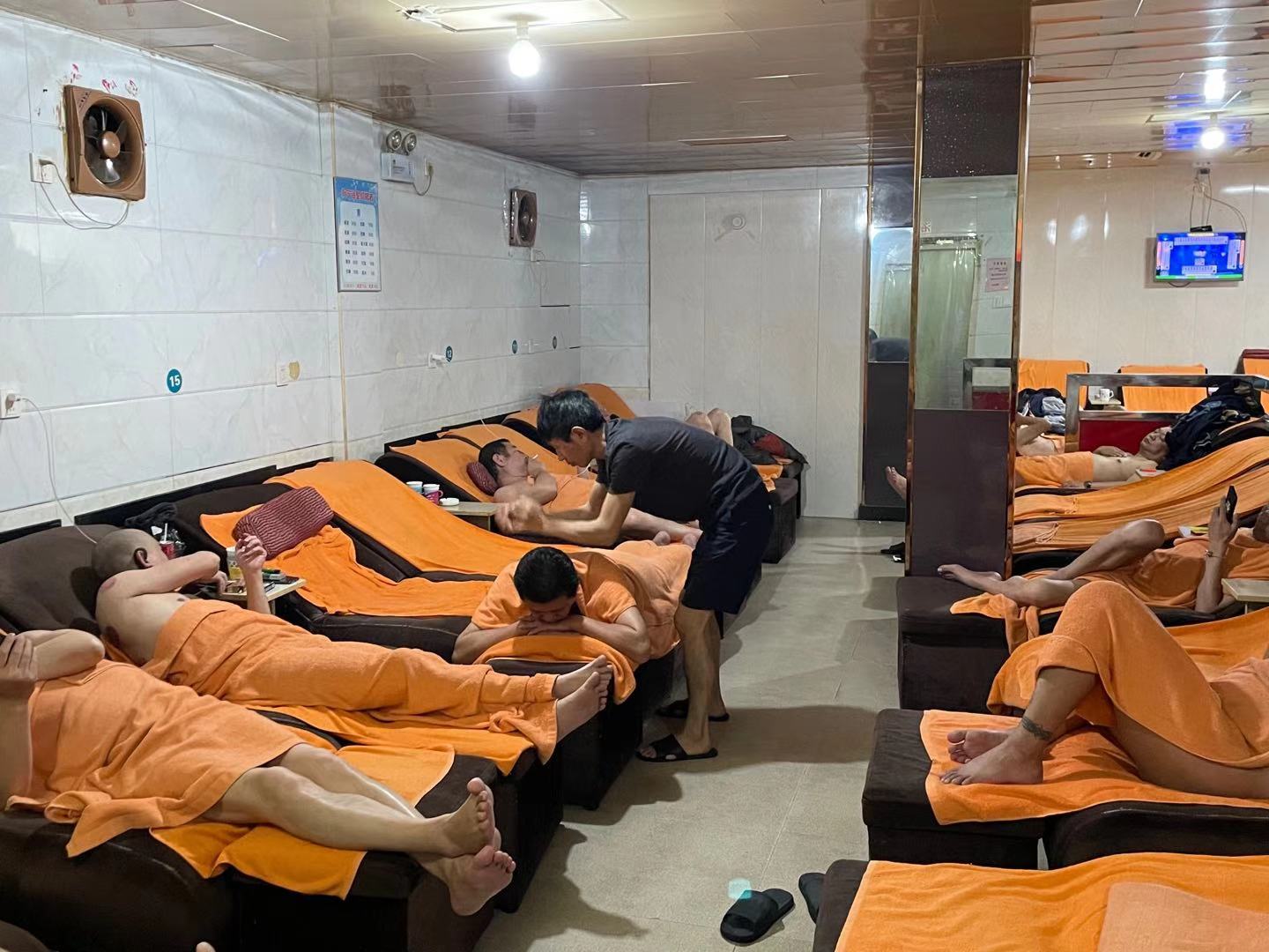 同行不断消失 杭州61岁澡堂老板希望还能守住梦想