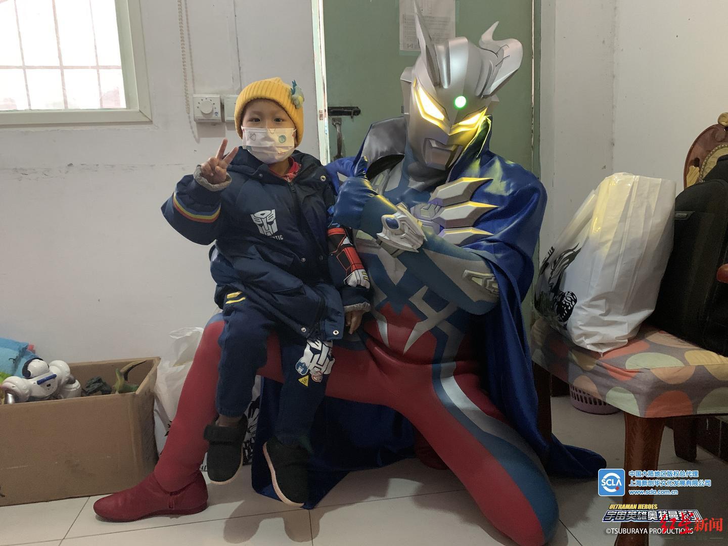 与光之国最强奥特曼赛罗见面后5岁患癌男孩精神都变好了