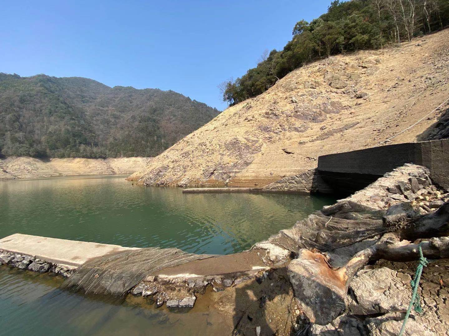 杭州临安喊渴 航拍镜头下 里畈水库水位下降明显