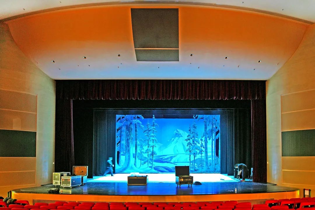 剧场舞台08郭新洋台口的八字侧墙增设微扩散造型,墙面做了很多凹凸
