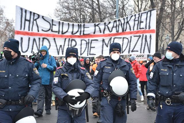 奥地利首都维也纳,成千上万的民众涌上奥地利首都维也纳的街头,抗议