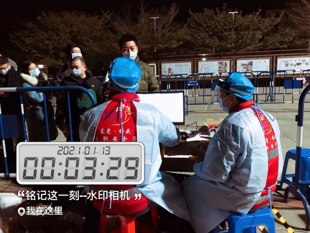核酸检测第一天,50名安全员有序迅速到达石水口广场,搬好一桌一椅