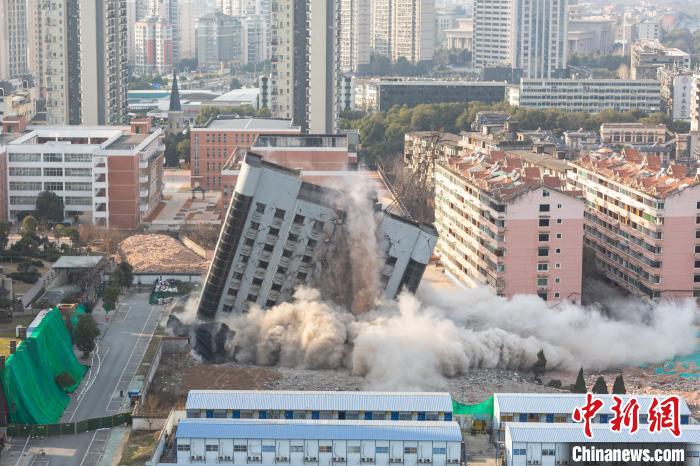 江西南昌一处老办公大楼整体爆破拆除