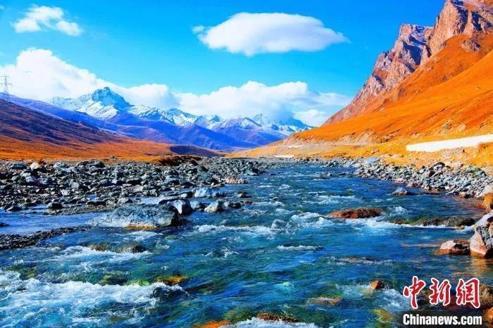资料图：金秋十月，新疆天山山脉美景如画。杨厚伟 摄