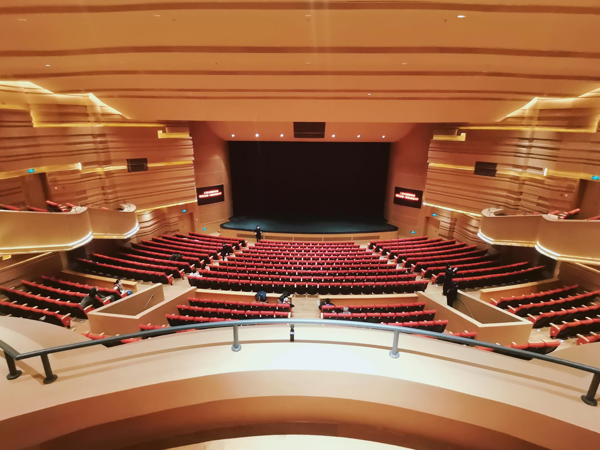 上海天蟾逸夫舞台的场灯又亮了大年初一与观众见面