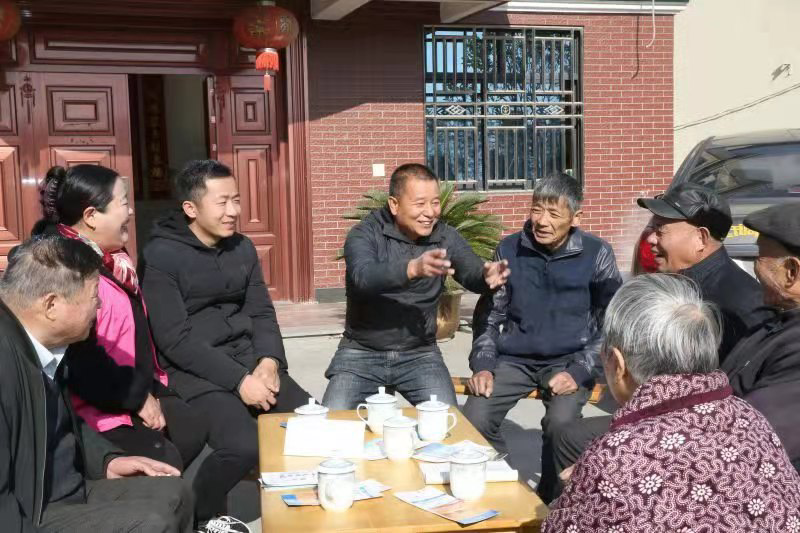 德清县新安镇"老娘舅"朱利中(左四)在调解矛盾纠纷.