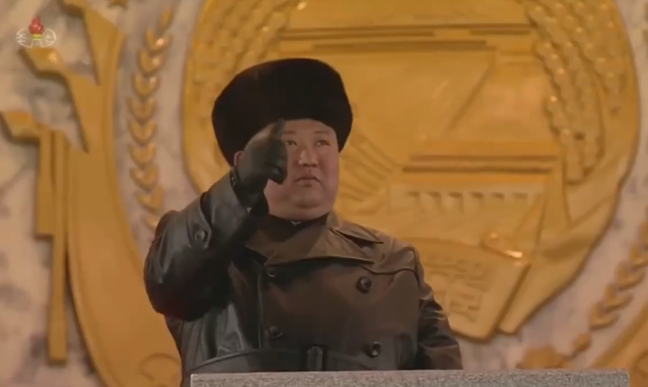 造型时髦的狙击兵通过主席台时，金正恩竖起了大拇指 本文图源：朝中台
