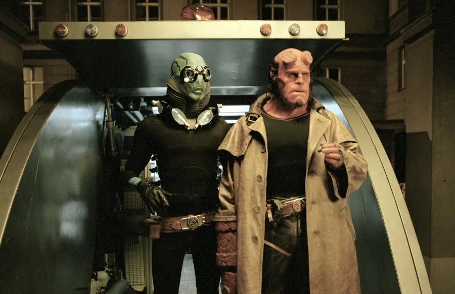 《地狱男爵》(2004)《刀锋战士2》(2002)《鬼童院》(2001)《魔鬼银爪