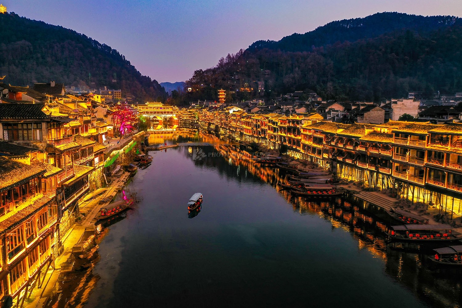 临近春节 凤凰古城流光溢彩|湖南_新浪新闻