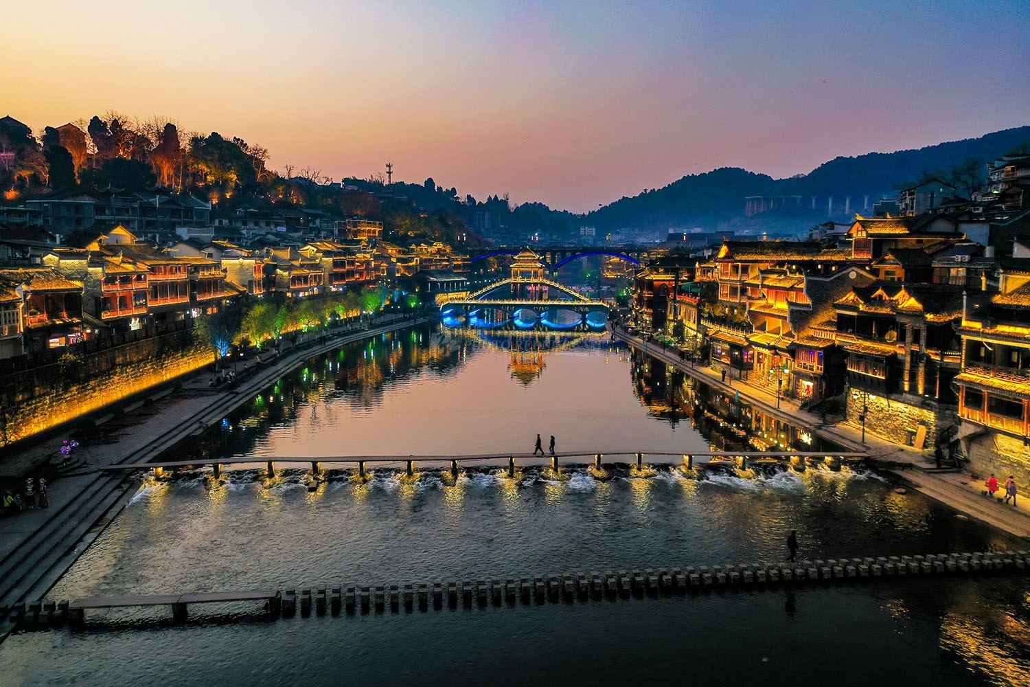 临近春节 凤凰古城流光溢彩|湖南_新浪新闻