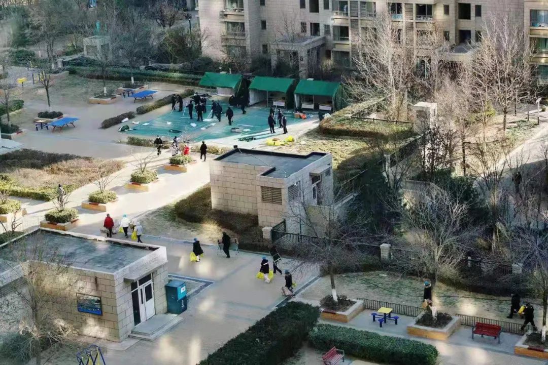 医务人员陆续抵达小区。 受访者供图