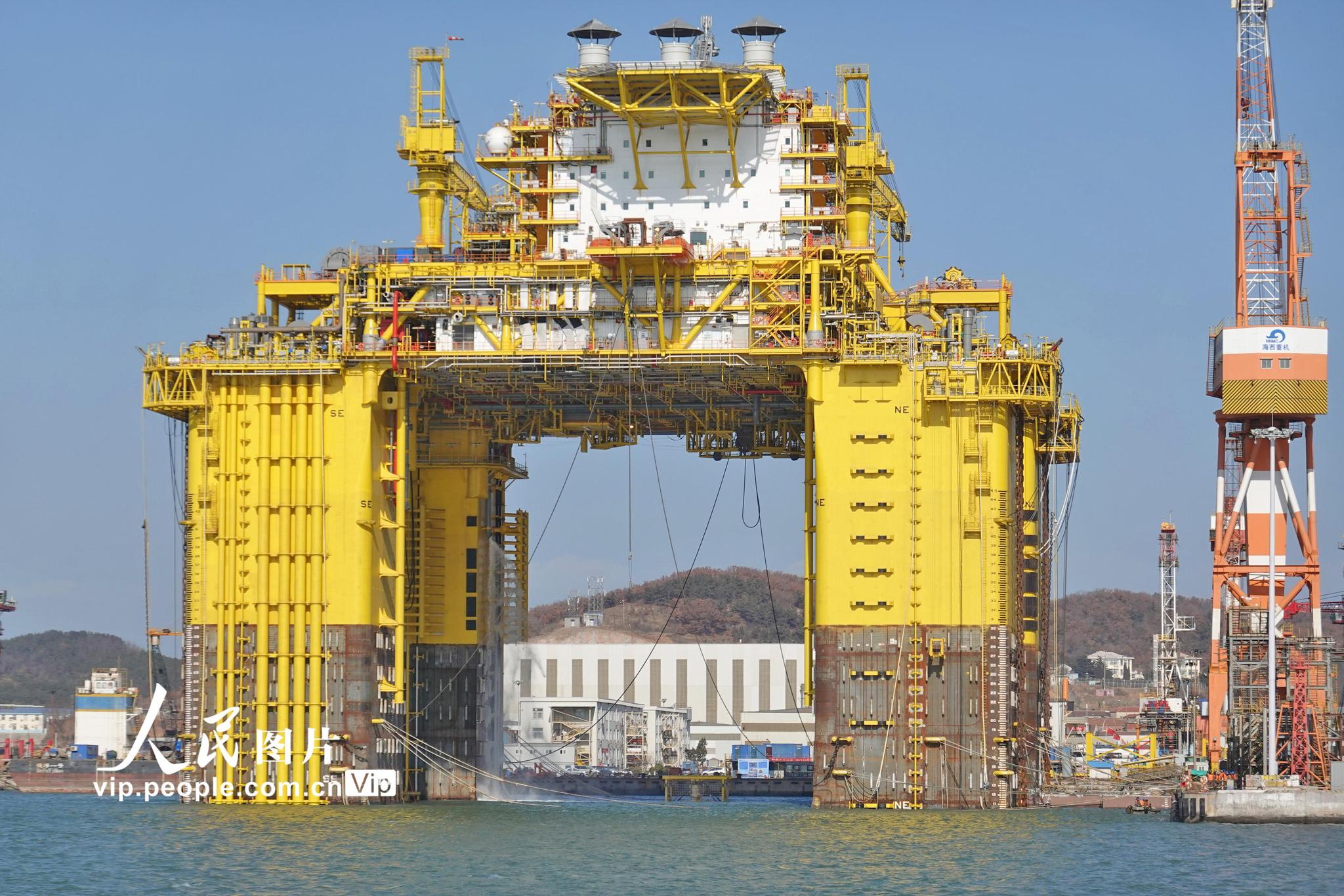 全球首座十万吨级深水半潜式生产储油平台"深海一号"能源站在山东烟台