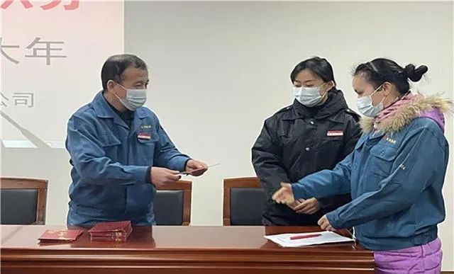 台州某公司“就地过年”员工领取880元政企大红包和5分流动人口积分。图源：央广网