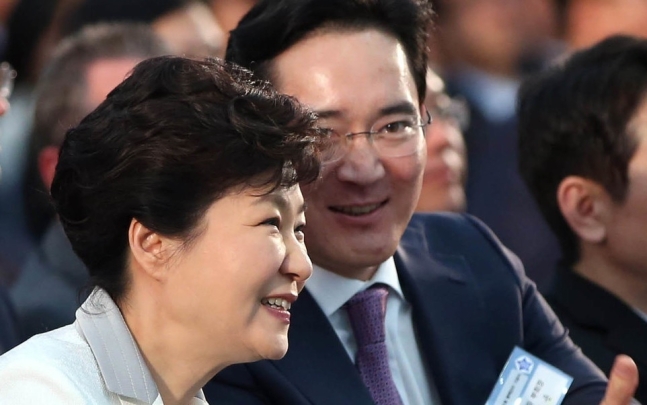 行贿1.75亿，三星掌门人李在镕因“亲信干政”案获刑2年半，当庭被捕（图） - 1