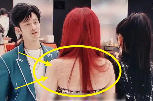 the9喻言后台纹身太抢镜,看清遮掩方式,还不如去洗掉?