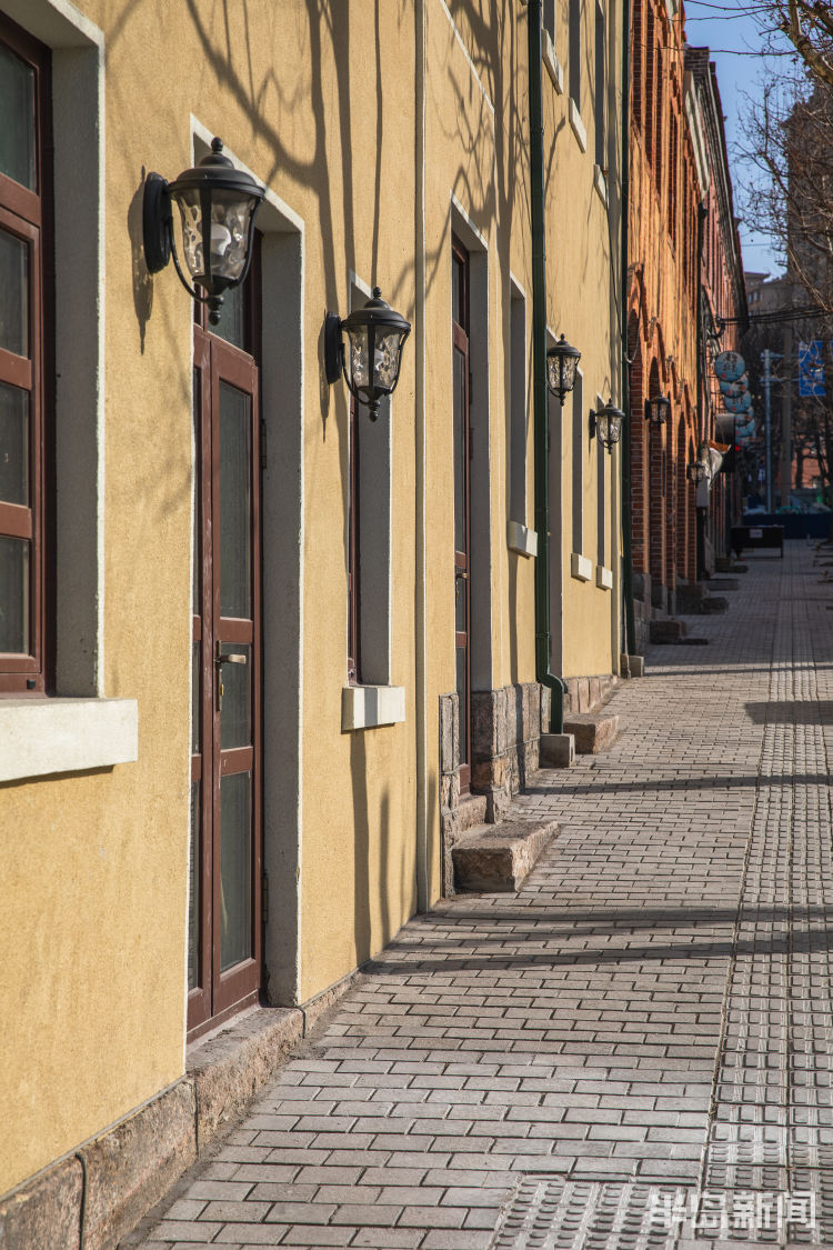 如今的广兴里结合了复古与时尚元素.