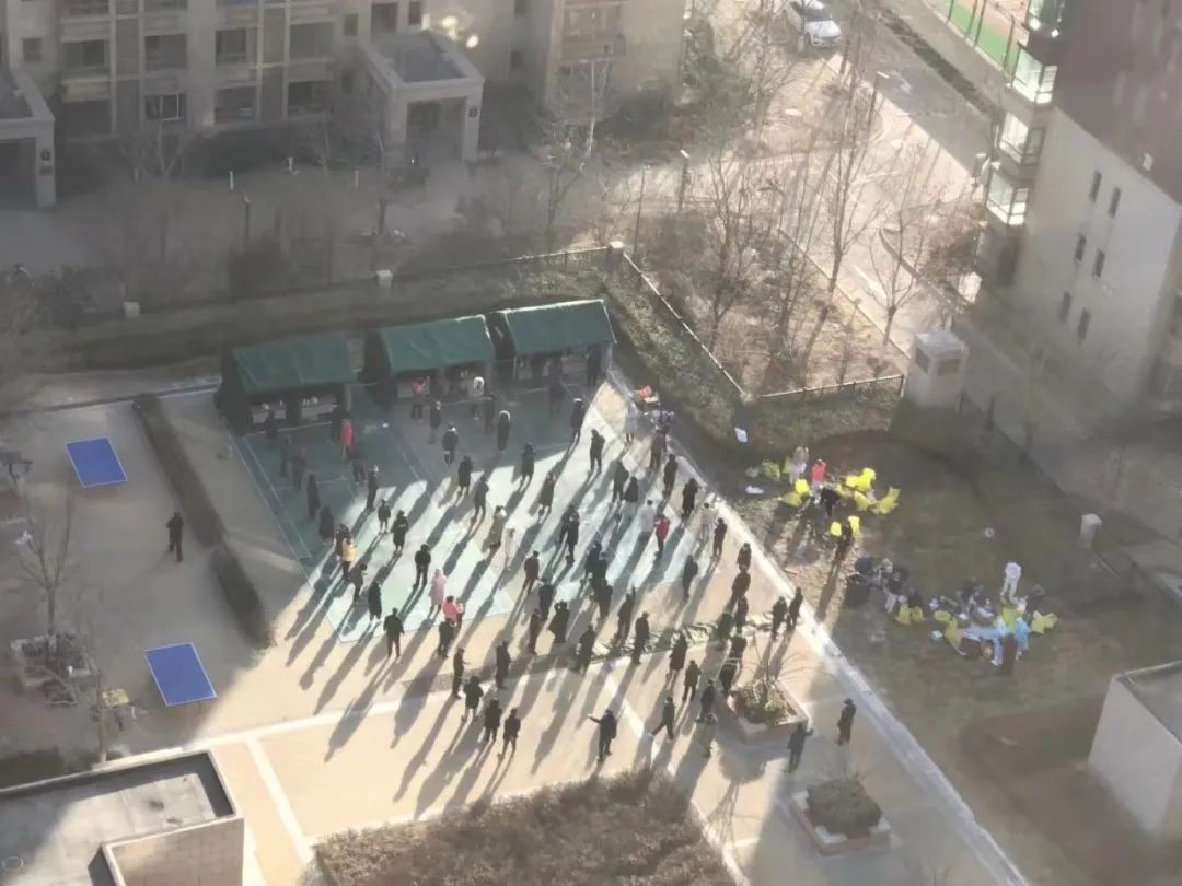 临时监测点搭建完成，居民排队检测。受访者供图