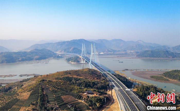 图为沙埕湾跨海大桥。　刘超超 摄