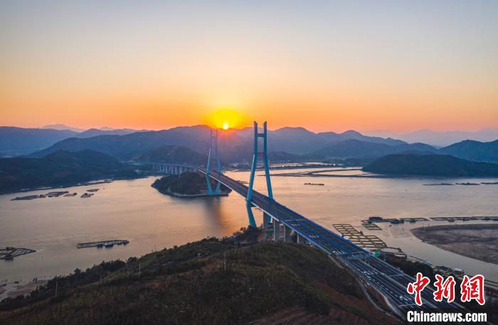     图为沙埕湾跨海大桥。　刘超超　摄