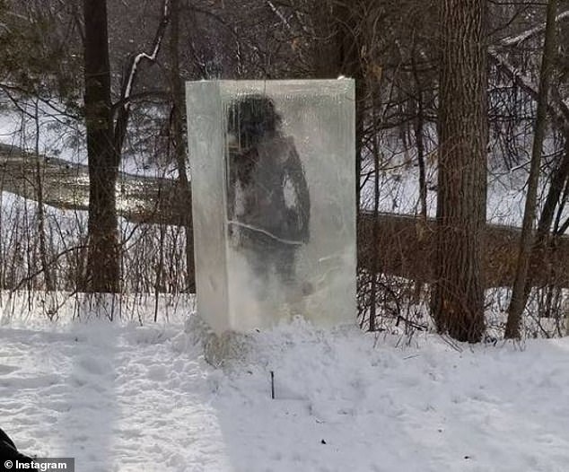 美国公园惊现"神秘冰块",其中竟藏黑色人影,路人却欢喜合照