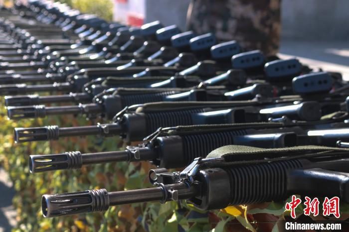 福建武警举行新兵授枪仪式