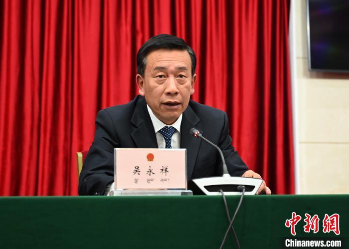 图为西藏自治区政协副秘书长吴永祥介绍会议情况. 赵朗 摄