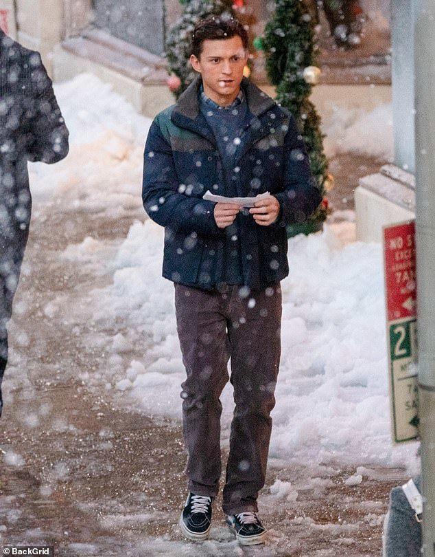 荷兰弟雪中拍《蜘蛛侠》,减增27斤消耗大,和女主赞达亚喜重逢