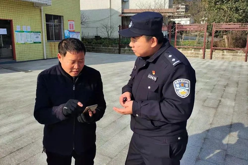 万州一村主任收到消息,"领导"让他帮忙转9万块钱去