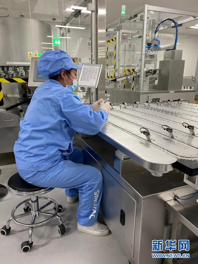 疫苗包装车间内的工作人员。新华社记者 罗鑫 摄