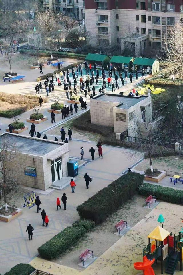 直击北京大兴天宫院融汇小区现场:居民核酸检测过程平稳有序