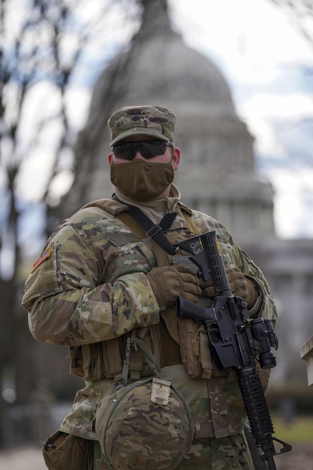 拜登就职典礼在即 国民警卫队士兵荷枪实弹巡逻