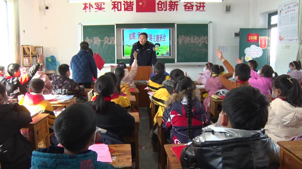 近日,渌口区委政法委联合衡阳铁路公安处渌口站派出所在育红小学开展"