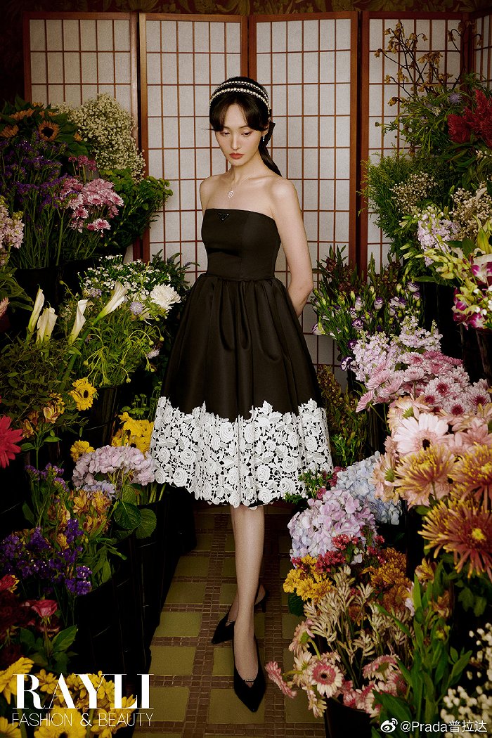 郑爽身着普拉达2021早春系列登上多本中国时尚杂志封面，图为《瑞丽服饰美容》一月刊封面大片。