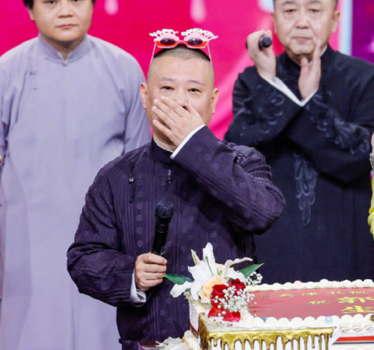郭德纲泪洒舞台生日蛋糕大到占满桌子却不见儿子郭麒麟