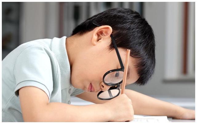 不让玩手机,就不会近视?孩子4个用眼坏习惯,看书也能近视