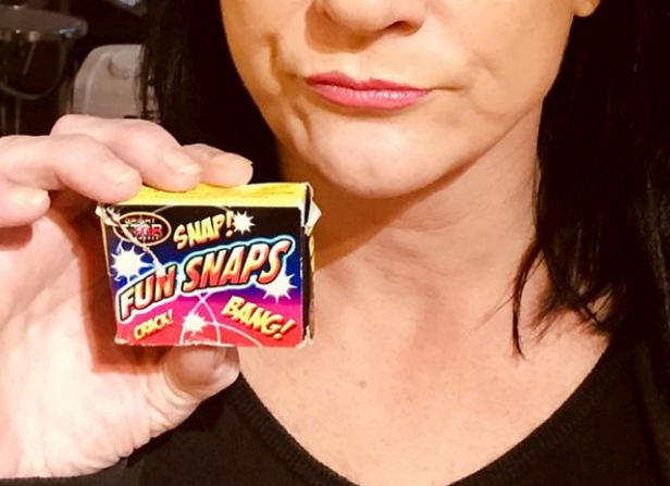 倒霉！英国女子吃“糖”，不料竟在嘴巴里突然爆炸，牙都炸掉了休闲区蓝鸢梦想 - Www.slyday.coM