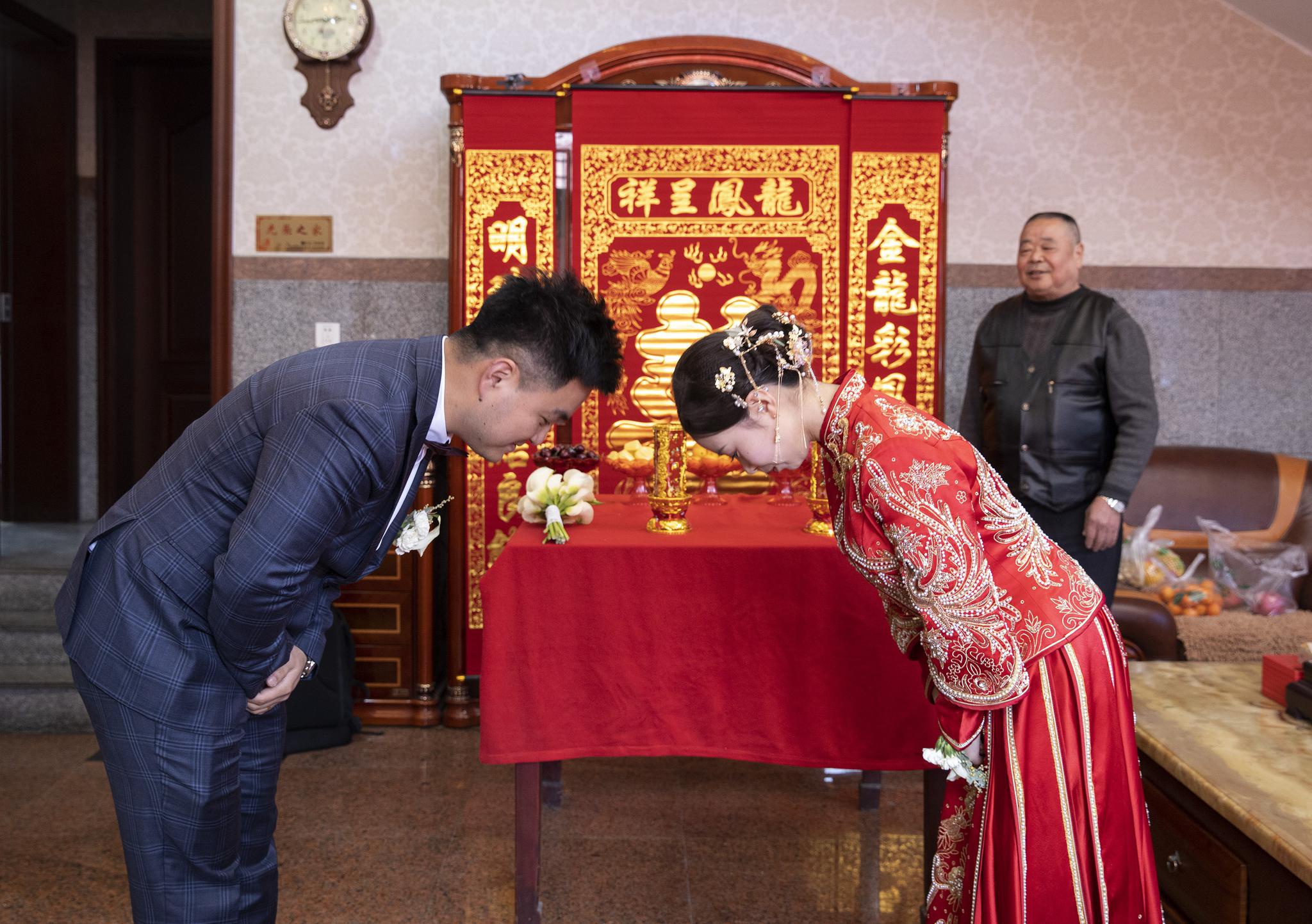 1月18日,新郎陈佳彬和新娘李楠在家里举行简单的拜堂礼式,此前已致电