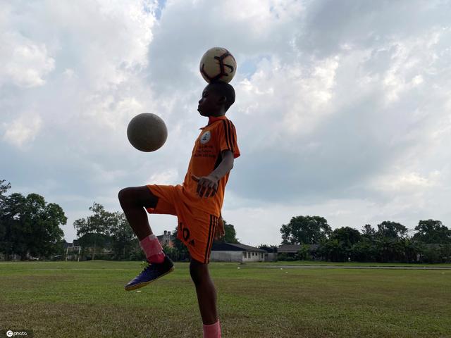 111次!尼日利亚男孩边顶球边颠球破吉尼斯世界纪录