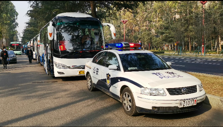 两会时间默默坚守承诺警徽闪耀两会