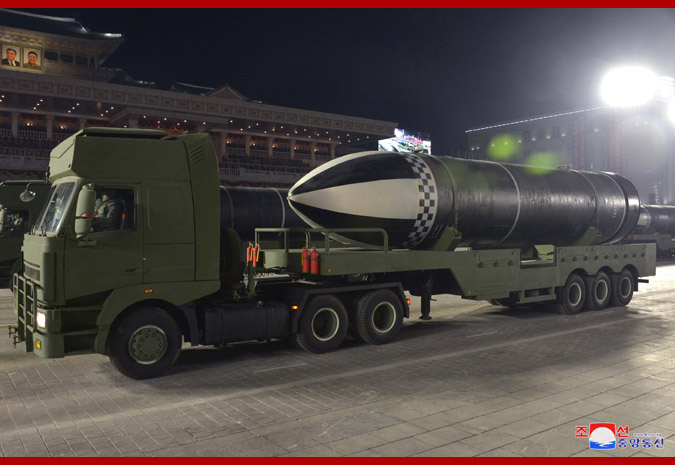 朝鲜在阅兵中展示的“北极星-5”固体燃料 图源：朝中社