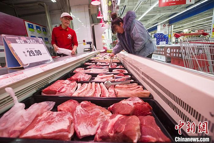 资料图：消费者在一家超市选购猪肉。 中新社记者 张云 摄